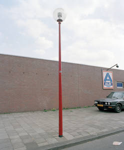 828271 Afbeelding van een moderne straatlantaarn bij de zijgevel van de Aldi-Supermarkt (Winkelcentrum Overkapel, ...